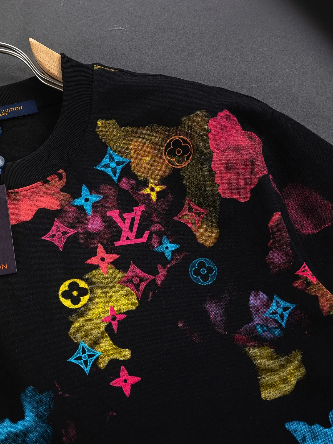 🅿️210 Louis Vuitton Louis Vuitton LV 1V Lujia slightly wide version S-XL LV 25ss new products are available at the counter simultaneously. Colorful letters all over the graffiti print. Round neck short-sleeved T-shirt, same style for men and women! Synchronized with the official website, pure cotton fabrics at the counter! It is close to the skin and comfortable, durable and easy to wear. It has a classic and simple logo design and meticulous original craftsmanship. Short-sleeves, a must-have item for men, do not appear to be the same for the general public, but must be unique and eye-catching. This LV short-sleeve is all about quality, comfort, the same shape and fashion as always, including fabrics and cutting techniques. All of them have been made with great effort! 320 grams of washed pure cotton fabric, pure cotton is breathable, very refreshing and comfortable for daily wear. The rib knitting on the neckline is smooth and tight, and the neckline will not be skewed if you toss it at will. The loose version, you will find that it looks really good on the upper body. The overall is minimalist and neat, super versatile for daily use! Pair it casually with a pair of pants for a youthful look. A T-shirt will make your outfit crazy. It is a fashionable item that can never go wrong! Color: Black White Size: S-XL Size chart: S: Shoulder width 50-Bust 54-Length 70 M: Shoulder width 52-Bust 56.5-Length 72 L: Shoulder width 54-Bust 59-Length 74 XL: Shoulder width 56-Bust 61.5-Length 76
